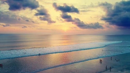 Wunderschöner Sonnenuntergang im Meer