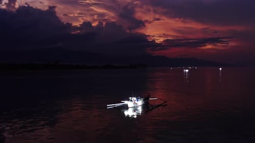 Erstaunliche Luftaufnahme der Fischer im Inle-See. Fischer im Inle-See fischen auf traditionellem Netz und Boot