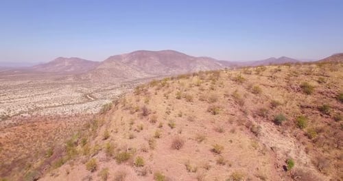 Aufschlussreiche Landschaft über einem Hügel