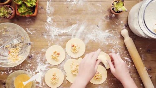 Lay plat. Étape par étape. Préparation d'empanadas végétariennes faites maison avec du maïs.
