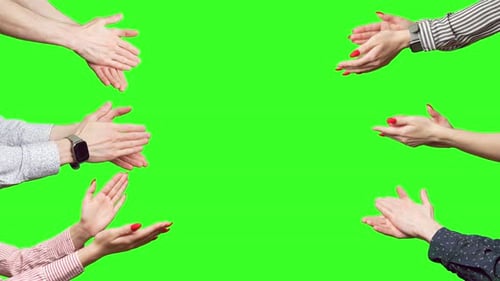 Las manos aplauden en el fondo de la pantalla verde