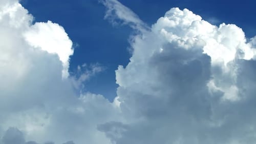 Atemberaubende riesige Cumulus-Wolken wirbeln tagsüber