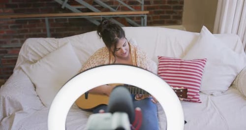 Mujer vloguera caucásica haciendo un Vídeo musical en casa