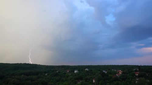 Relámpago en el fondo de nubes tormentosas.