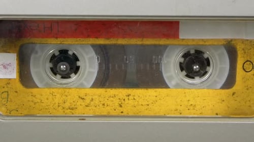 Le
magnétophone lit la cassette audio insérée dedans. Cassette audio vintage