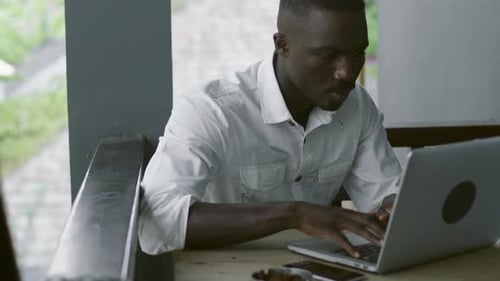 El hombre toma decisiones relacionadas con el trabajo