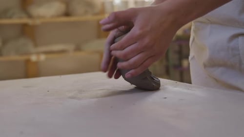 Jeune potière travaillant dans son atelier
