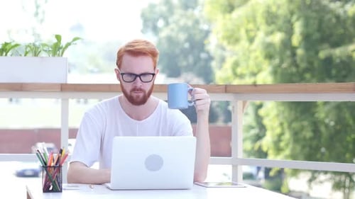 Kaffee trinken, online am Laptop arbeiten, draußen auf dem Balkon sitzen