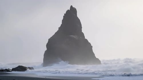 Reynisfjara, Island. Schwarze hohe Klippen und stürmisches Meer. Riesige Wellen während des Sturms.