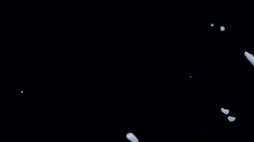 Espumas que vuelan en el aire, cámara lenta