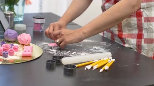Fondant Artist Creates Edible Rose Decorations