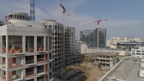 Luftaufnahme des Baus von Hochhäusern und Kränen in der Stadt 08