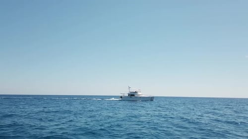 catamarán blanco navega en el océano