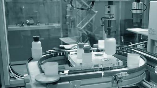 Gros plan d'un robot dans une usine industrielle