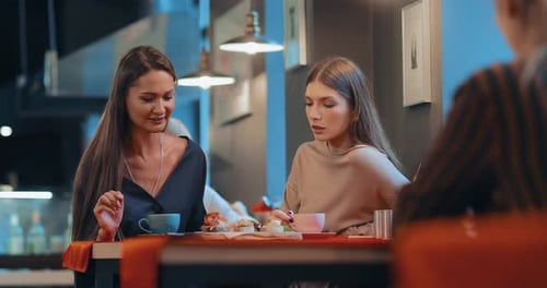 Treffen von Freunden in einem gemütlichen Café für eine Tasse Tee