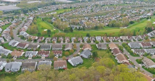Siedlung mit Häusern in einer Kleinstadt in Sayreville von oben
