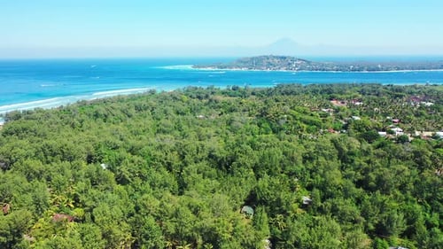 Schöne abstrakte Aufnahme eines paradiesischen sonnigen weißen Sandstrandes und blauen Ozeanhintergrunds in der Höhe