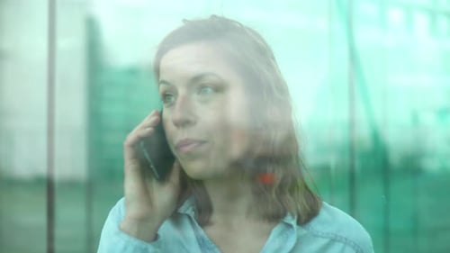 Frau telefoniert im Freien