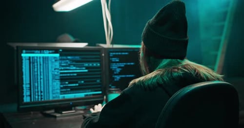 Hacker feminina com capuz perigoso invade servidores de dados do governo e infecta seu sistema com um