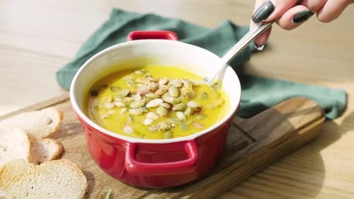 Hausgemachte vegetarische Kürbiscremesuppe, serviert in einer Keramikschale