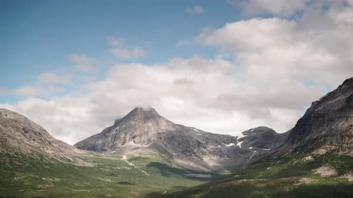 Wolken bewegen sich über Berge, Norwegen