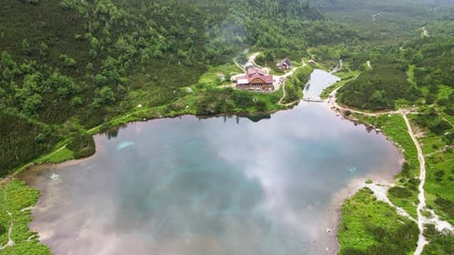 Vue aérienne du lac Zelene pleso dans les Hautes Tatras en Slovaquie