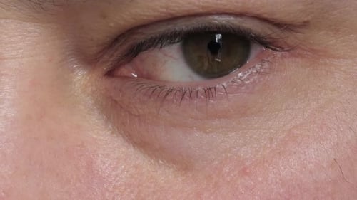 Detaillierte Nahaufnahme einer Innenaufnahme eines männlichen Auges, der Informationen von oben nach unten liest
