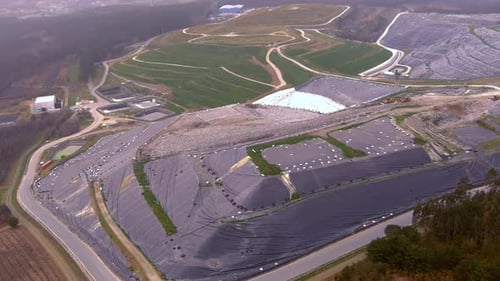 Plataforma rodante de círculo aéreo sobre el vertedero de Sogama en Galicia, España