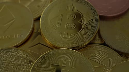 Ethereum- und Bitcoin-Münzen 21