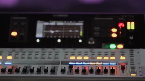 Blick auf teuren Audiomixer im Nachtclub, Soundausrüstung, Musik