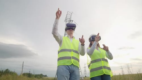 Energieingenieure verwenden Virtual-Reality-Brillen, um das Solarpanelsystem zu steuern und Energie zu liefern