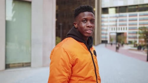 Cooler schwarzer Afroamerikaner in einem Stadtzentrum