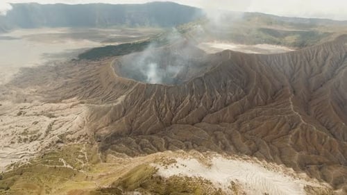 Aktiver Vulkan mit einem Krater