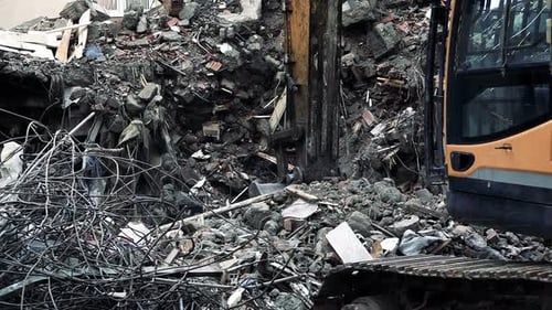 Zerstörung des alten Hauses mit dem mechanischen Bulldozer-Arm 54