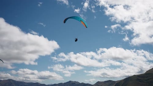 Gleitschirmfliegen an einem Sommertag