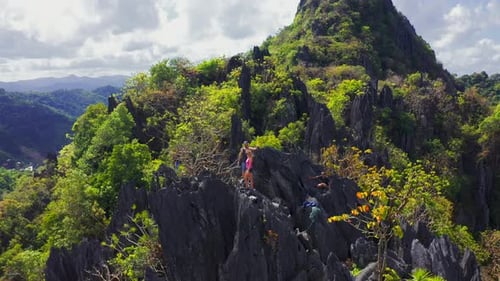 Junge glückliche Touristen auf einem Berg genießen das Tal. Luftbild