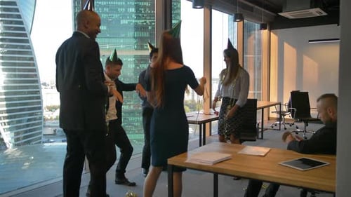 Boas relações com os melhores chefes. Colegas felizes comemorando o aniversário do chefe no escritório.