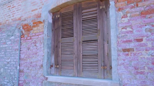 Holzfenster mit Fensterläden eines verlassenen Gebäudes in Burano