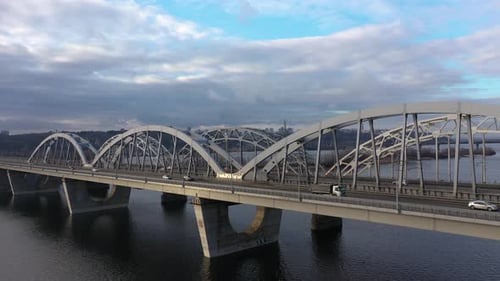 Stadtverkehr auf der Darnitskiy-Brücke im Winter ohne Schnee. Ansicht von oben.