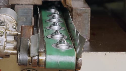 Metallteile in einer modernen industriellen Produktionslinie