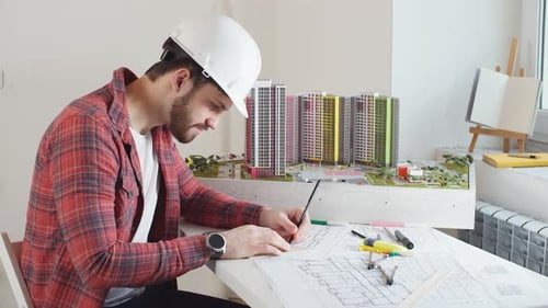 Junger kaukasischer Ingenieur im Amt.