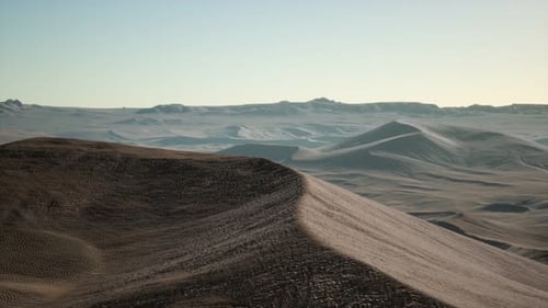 Luftaufnahme auf großen Sanddünen in der Sahara bei Sonnenaufgang