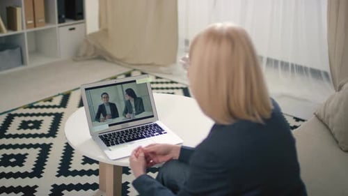 Frau hat virtuelles Interview