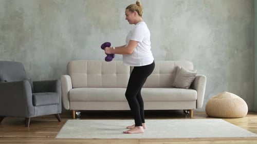 Femme enceinte dansant