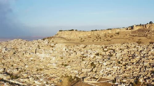 Vidéo Drone d'un paysage urbain dans une ville historique sur un rocher à Misopotaya