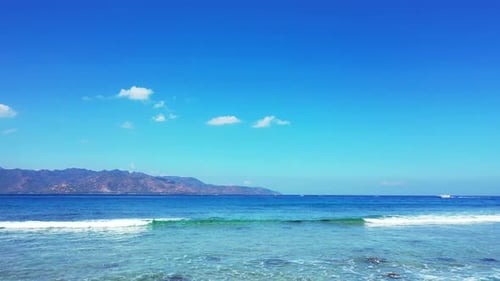 Wunderschöne Drohnen-Reiseaufnahme eines weißen Sandparadiesstrandes und türkisfarbenem Wasserhintergrund in h
