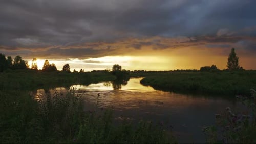 Dramatisch Sonnenuntergang auf einem wilden Fluss. Zeitraffer