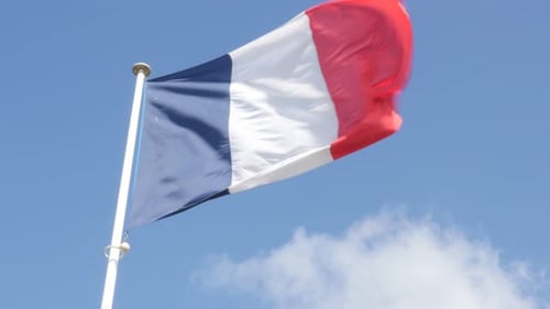 Flagge Frankreichs im Wind winkt 4K 3840X2160 UltraHD-Aufnahmen - Französische Flagge fließt gegen blauen Himmel