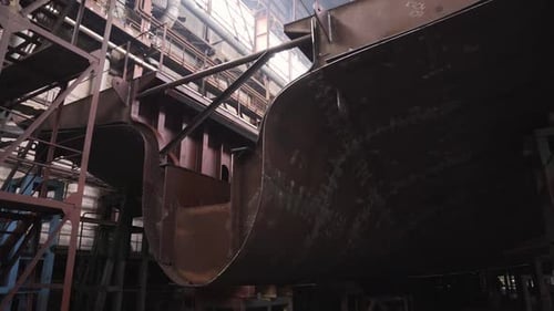 Seção de velho navio caranguejo e trabalhador em porão vazio na doca