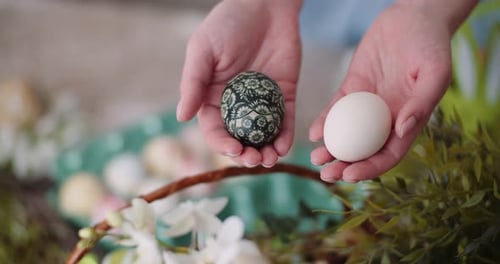 Frohe Ostern - Ostereier in Händen